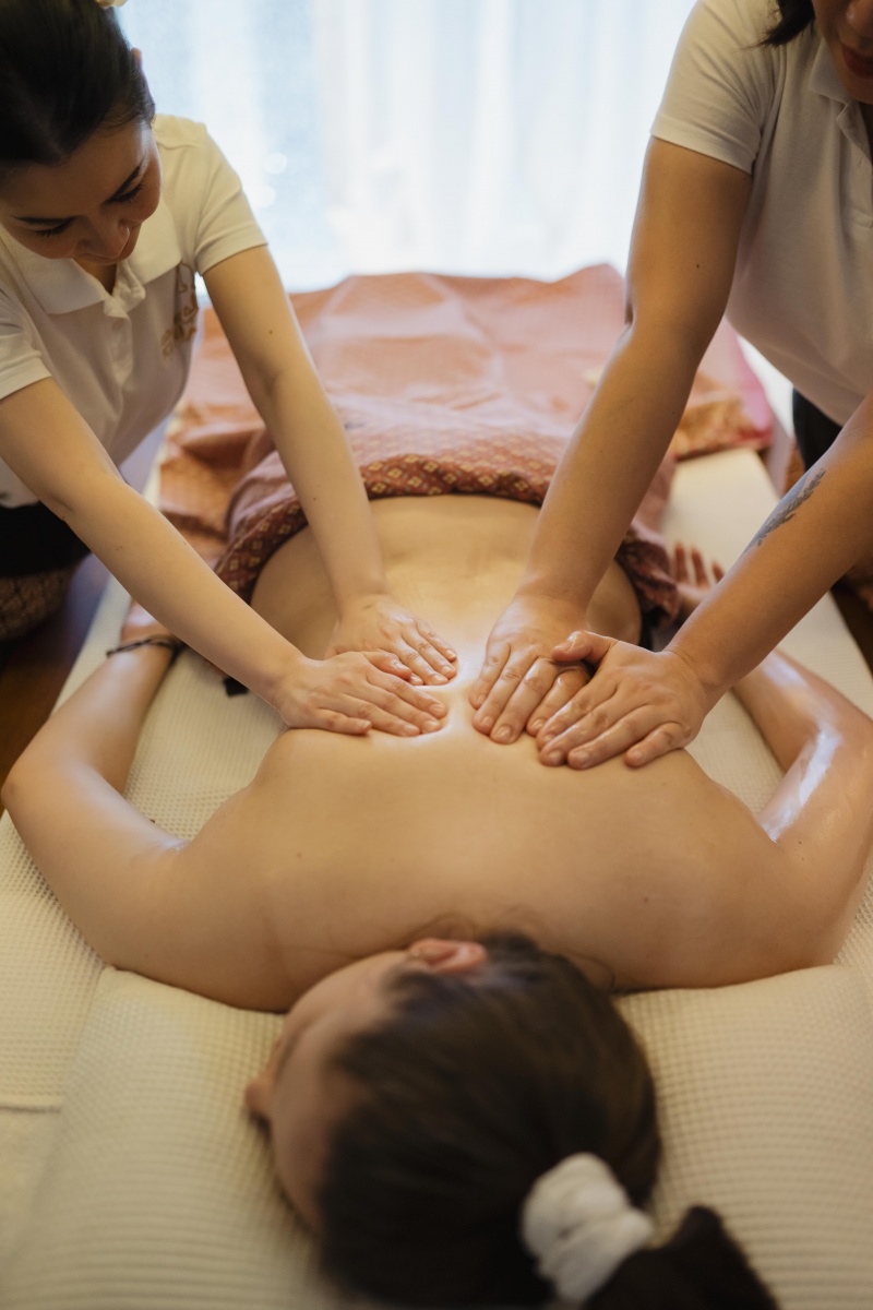 Four-hand synchronous aroma massage